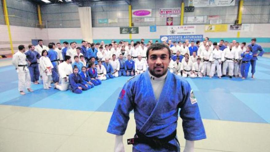 Ilias Iliadis posa junto a todos los participantes del curso que impartió en Ujo el pasado fin de semana. / fernando geijo