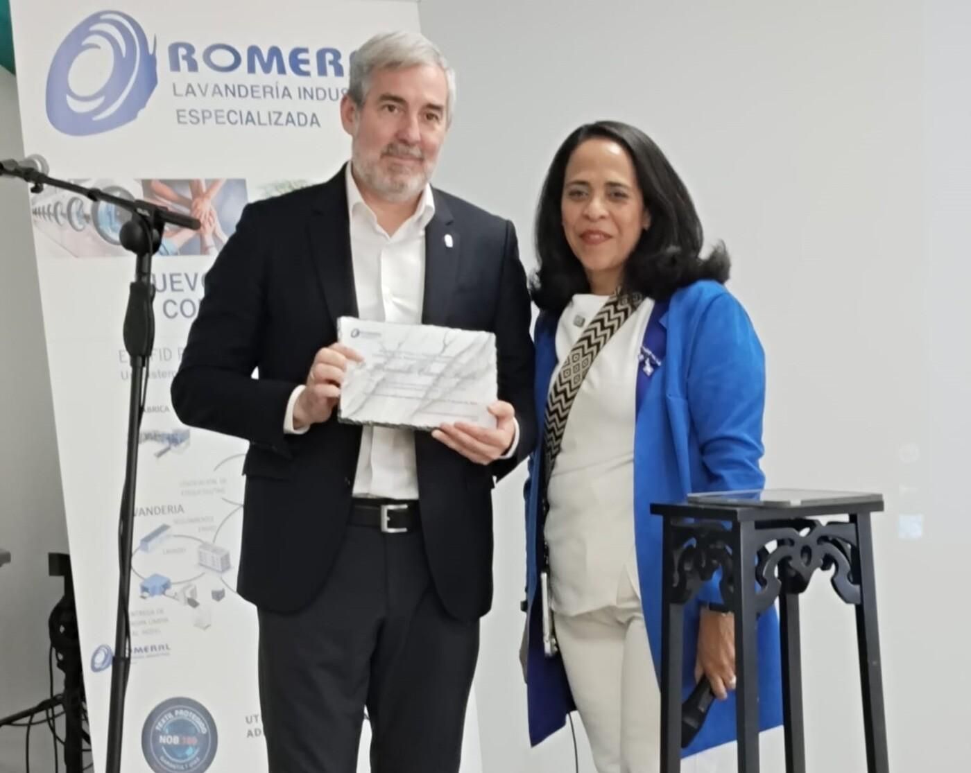 El presidente de Canarias, Fernando Clavijo, visita la lavandería Romeral