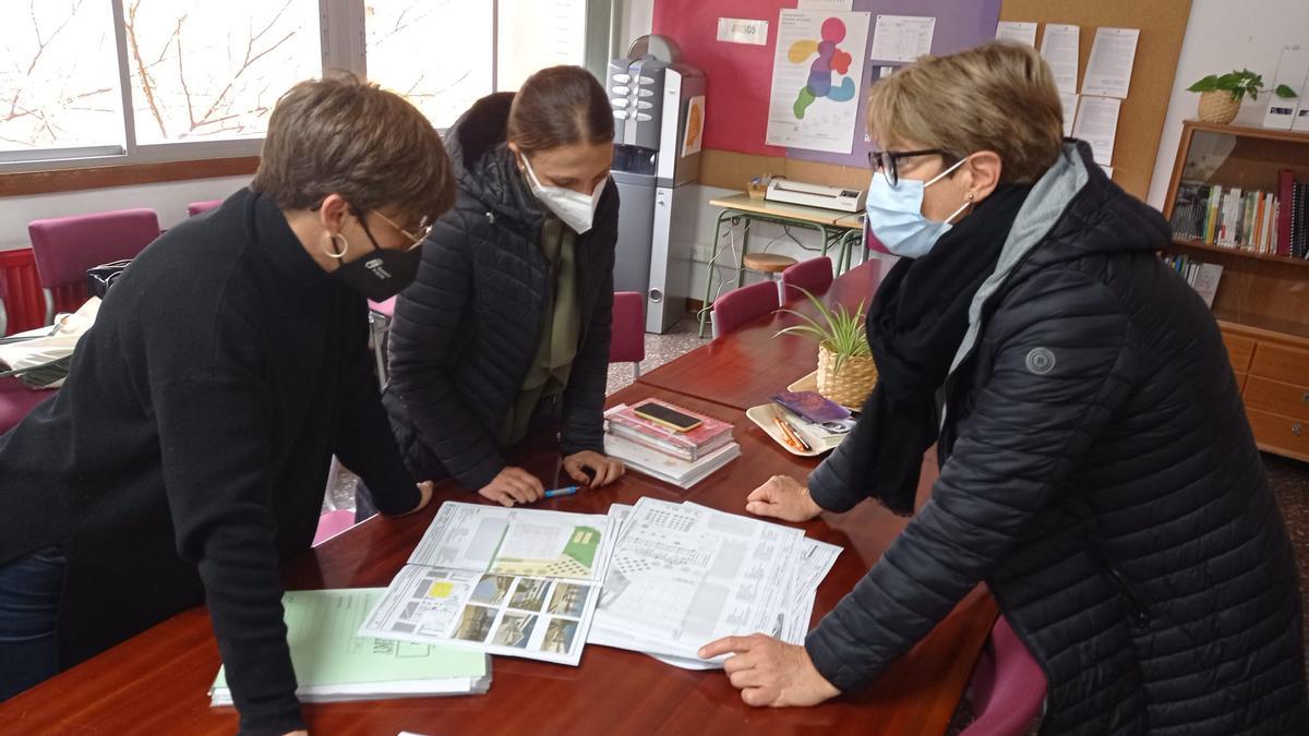 La concejala de Educación, Carmen García, junto a docentes del centro con los que quieren consensuar las necesidades pedagógicas.