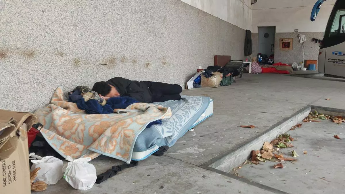 La dársena de autobuses del colegio La Salle, el Barajas de Santiago