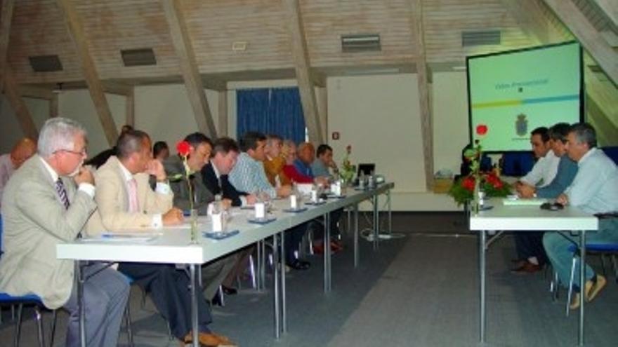 Reunión de la Corporación de Pájara con los empresarios turísticos de la zona