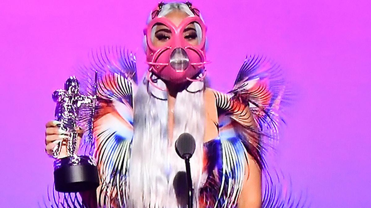 La cara extraña y magullada de The Weeknd, y las mascarillas (hasta con cuernos) de Lady Gaga, los protagonistas de los MTV VMAS 2020