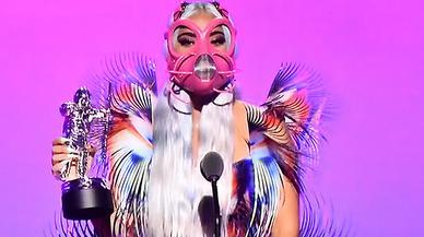 La cara extraña y magullada de The Weeknd, y las mascarillas (hasta con cuernos) de Lady Gaga, los protagonistas de los MTV VMAS 2020