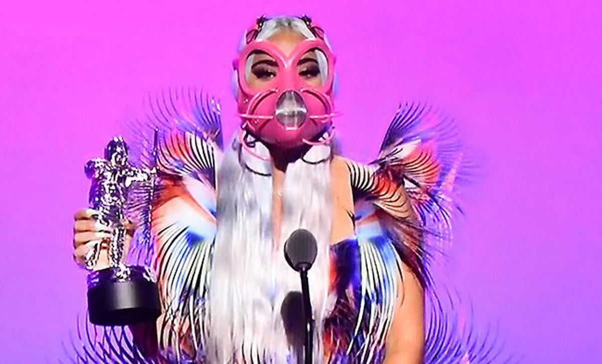Lady Gaga, estrella de la noche por sus premios... y sus mascarillas