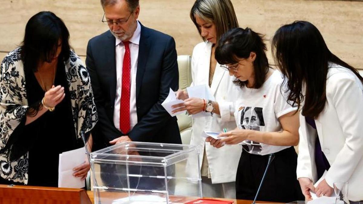 Momento de la votación en la segunda vuelta en la Asamblea de Extremadura.
