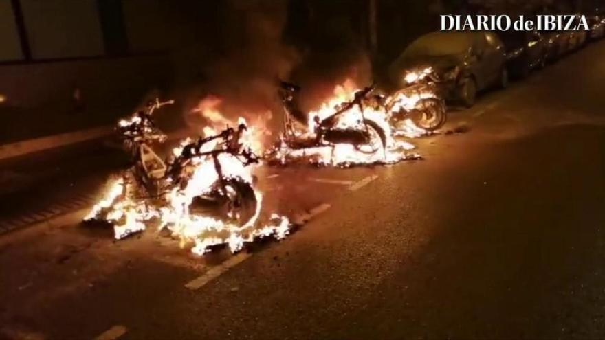 Arden cinco motos y un coche en el centro de Ibiza