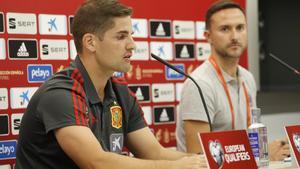 El seleccionador Robert Moreno (i) este viernes en rueda de prensa antes de jugar en Oslo ante Noruega.