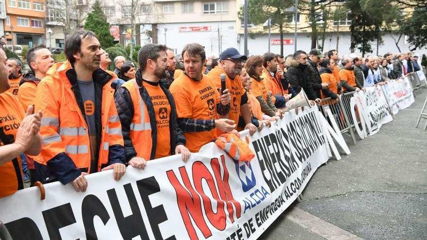 Concentración de los trabajadores de Alcoa en un acto de Pedro Sánchez en A Coruña. // Carlos Pardellas