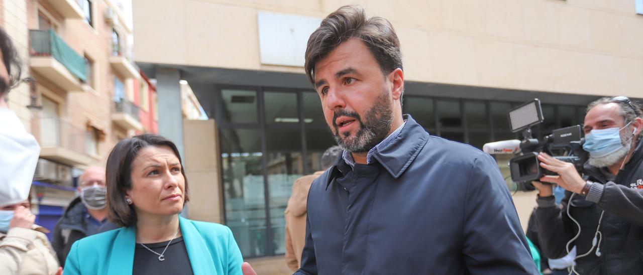 El portavoz de Cs, José Aix, tras presentar la moción de censura junto a la socialista Carolina Gracia.