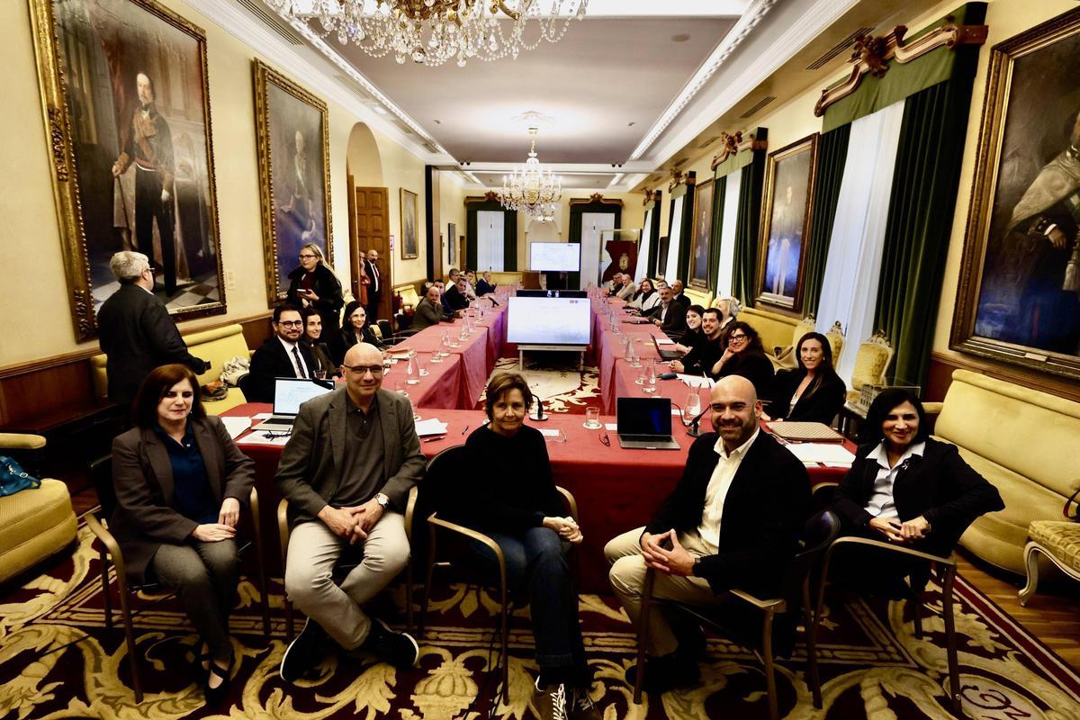 Por la izquierda, María Ángeles Vega, Jesús Rueda, Carmen Moriyón, Jesús Martínez Salvador y Purificación García, presidiendo la mesa participativa de Naval Azul en el salón de recepciones.