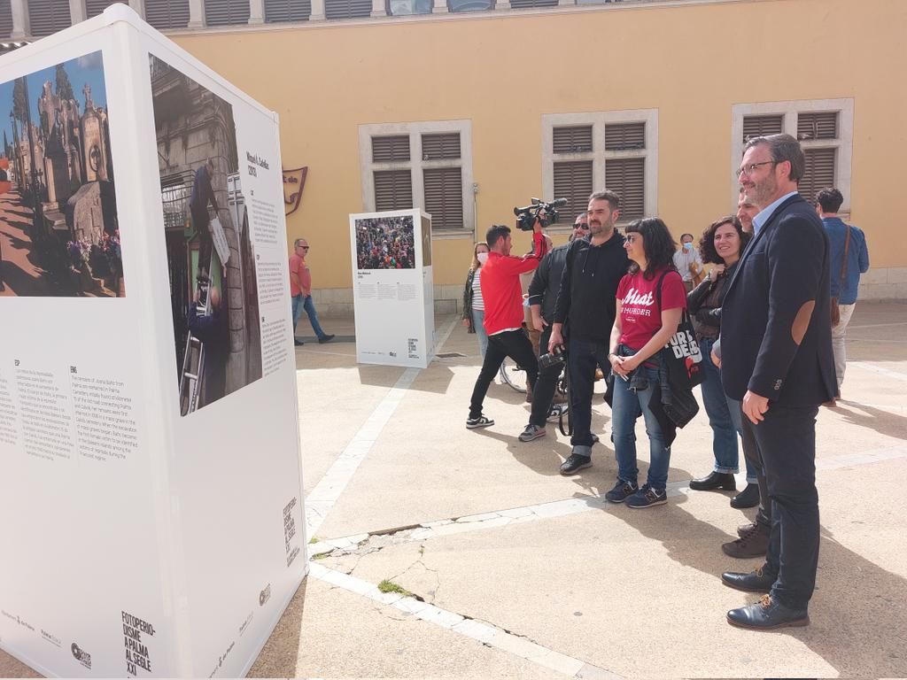 La exposición Fotoperiodismo en Palma en el siglo XXI se exhibie en la plaza de l'Olivar