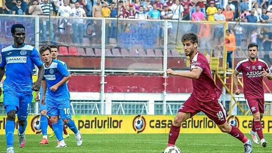 Miguel Ángel Luque condueix la pilota en un partit amb el Rapid de Bucarest