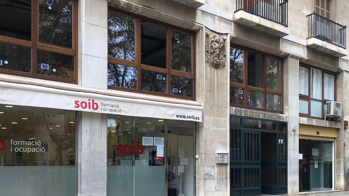 El imponente edificio de la Cámara Agraria Interinsular, situado en la plaza de Santa Eulàlia de Palma.