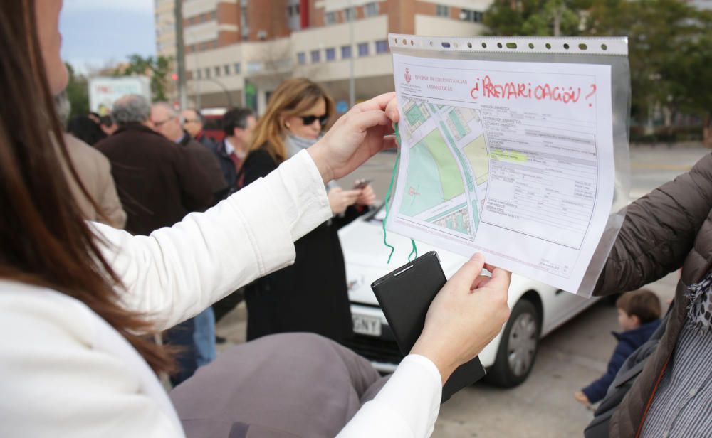 Manifestación vecinal en contra de los talleres de la T2 en Quatre Carreres