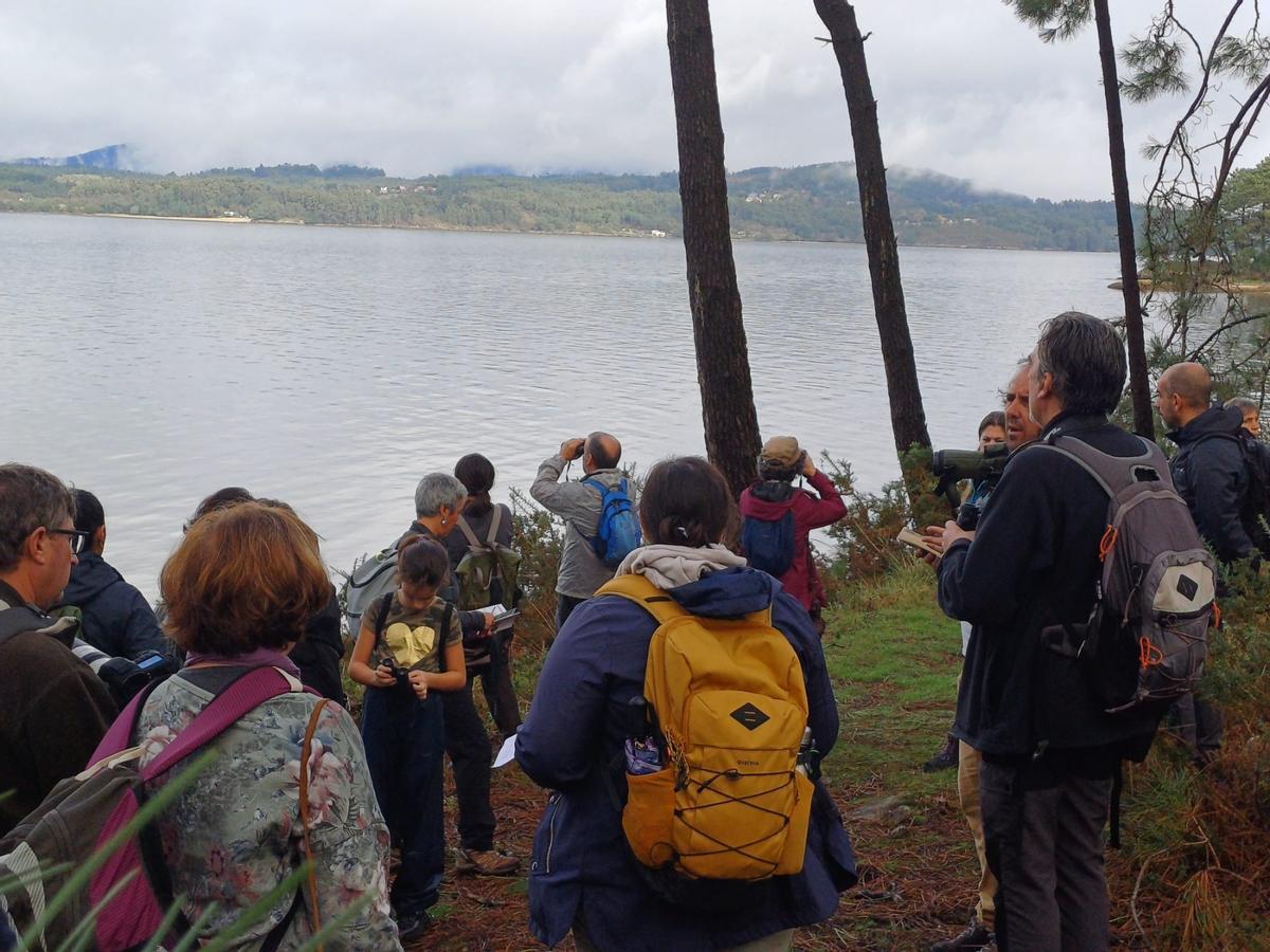 Asistentes a la visita guiada a la isla de Cortegada para disfrutar de su flora y su fauna.
