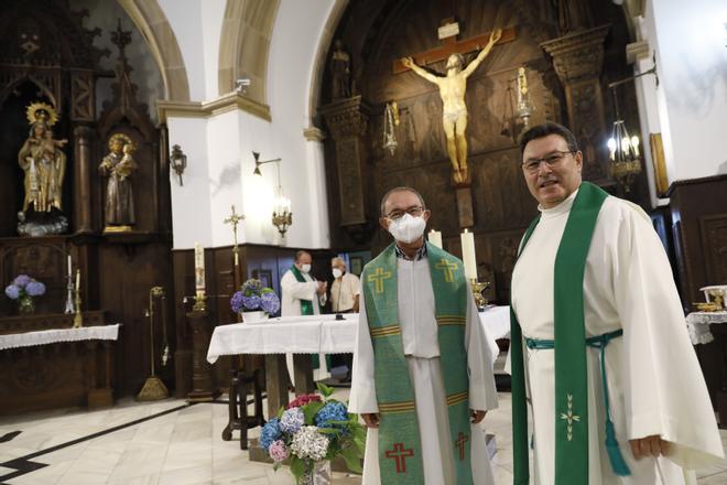 En primer término, por la izquierda, José Manuel Álvarez, el “Peque”, y Eduardo Zulaiba, nuevo párroco de Jove, ayer, en la iglesia del barrio.