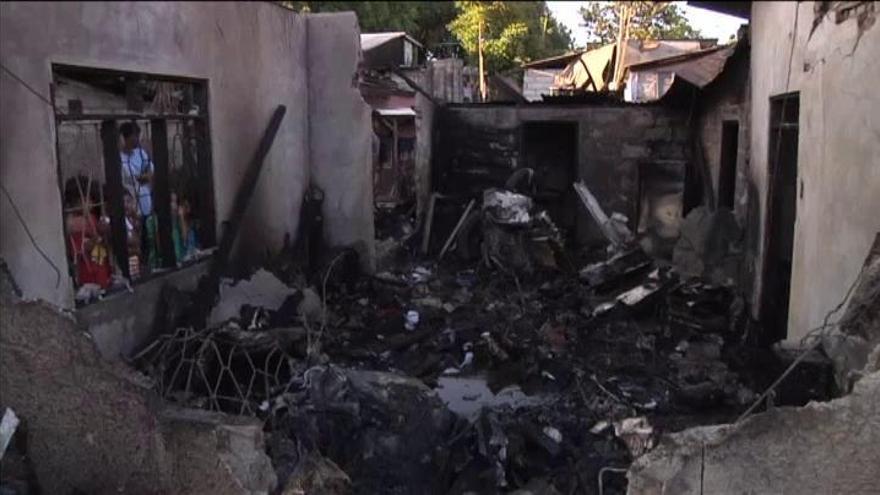Diez muertos al estrellarse un avión contra una casa en Filipinas