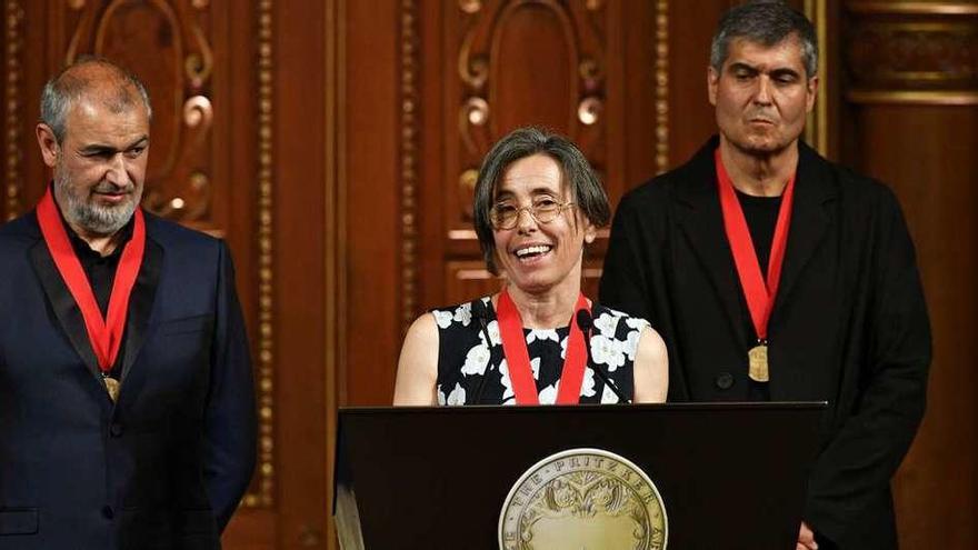 Ramón Vilalta, Carme Pigem y Rafael Aranda, ayer, tras la recogida del galardón.