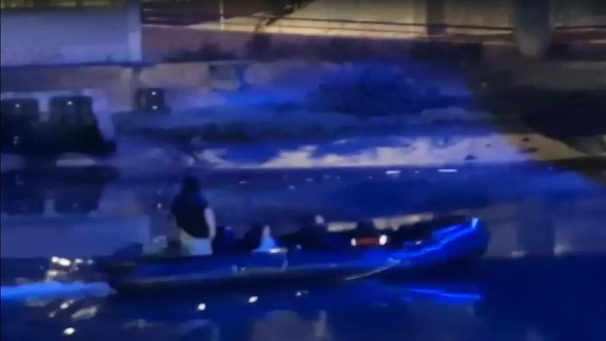 El "tranquilo" paseo de una narcolancha por el río en Chiclana: "Ha amanecido contaminado de garrafas de gasolina"