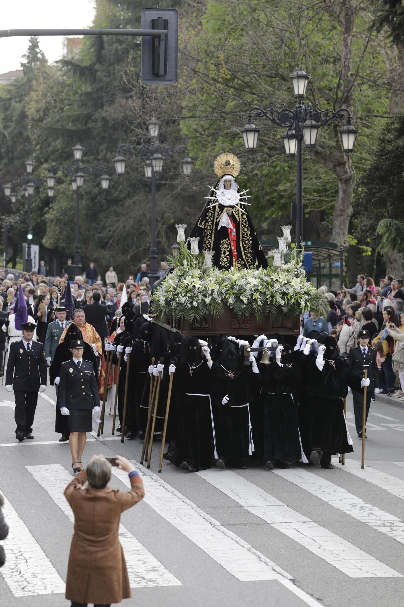 La procesión intergeneracional del Santo Entierro emociona Oviedo