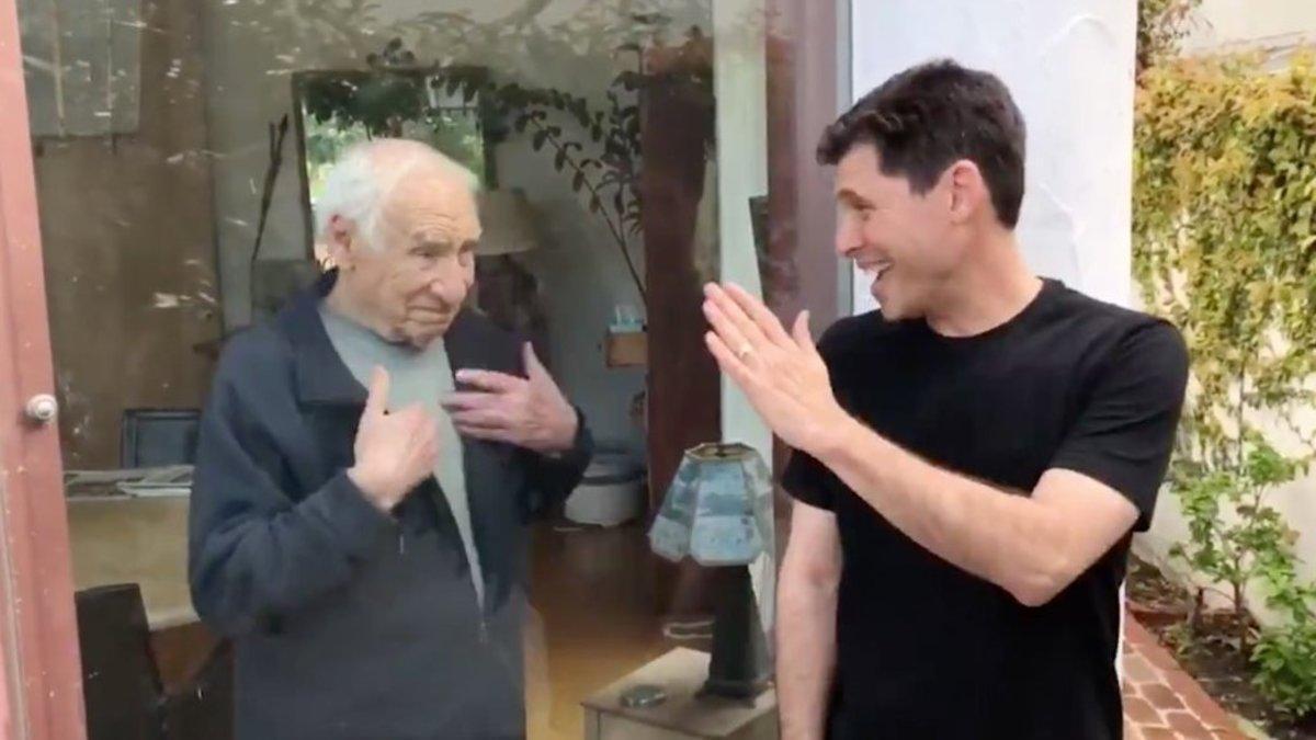 Mel Brooks y su hijo Max Brooks, en una imagen del vídeo