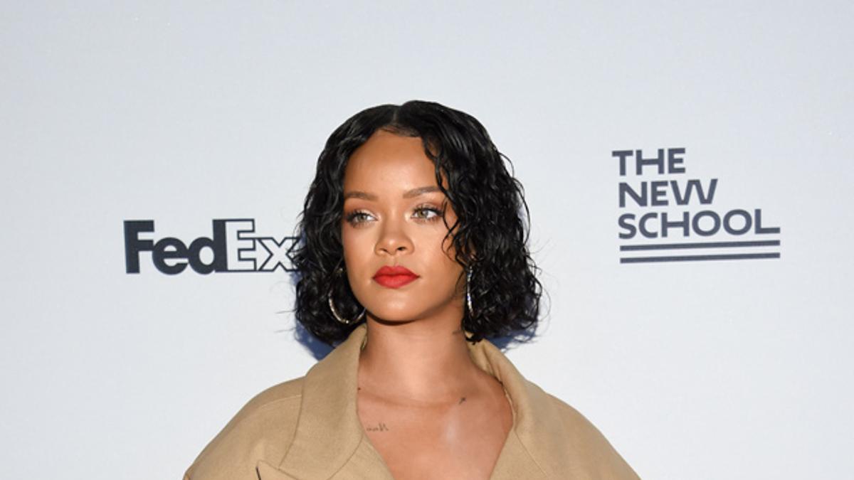 Detalle de Rihanna con traje de chaqueta 'oversize' y pelo corto