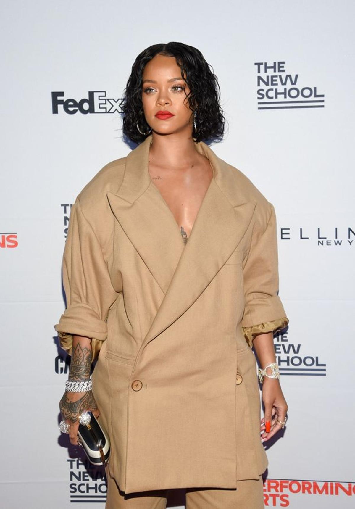 Detalle de Rihanna con traje de chaqueta 'oversize'  y pelo corto