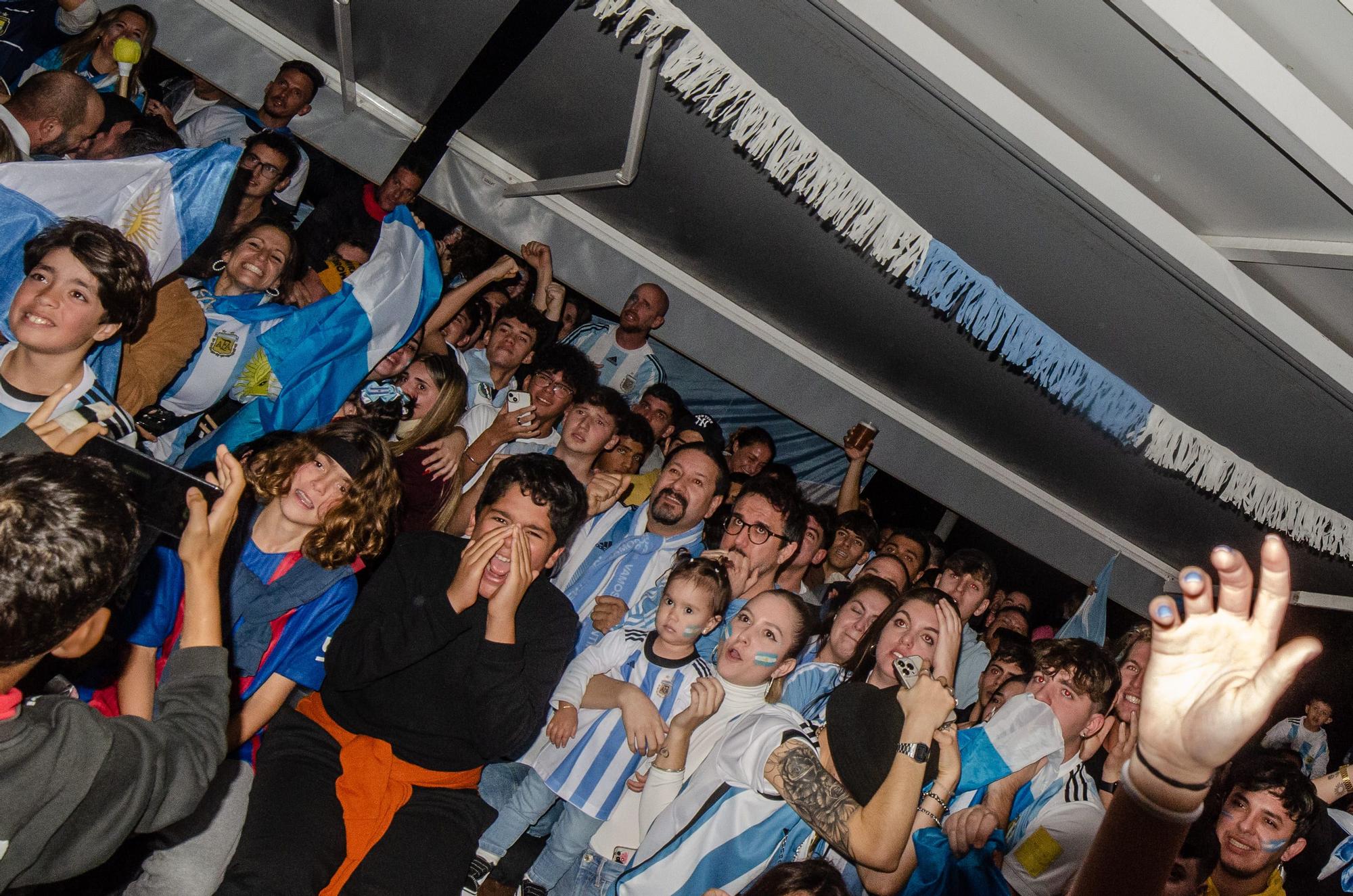 Argentinier feiern in Cala Millor den WM-Sieg ihrer Mannschaft.