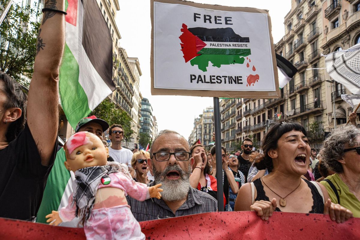 Miles de personasse manifiestan en Barcelona en solidaridad con el pueblo palestino bajo el lema de ¡Basta! Paremos el genocidio en Palestina