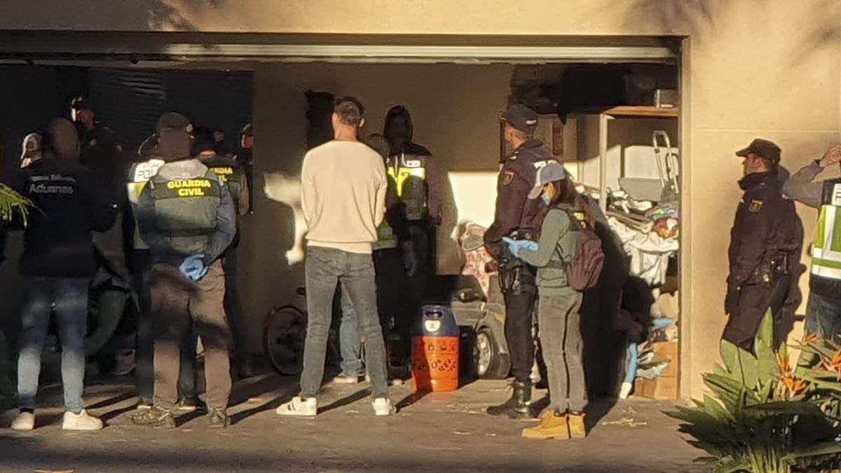 Un momento del registro del chalé de Cañada del Fenollar en presencia del detenido.