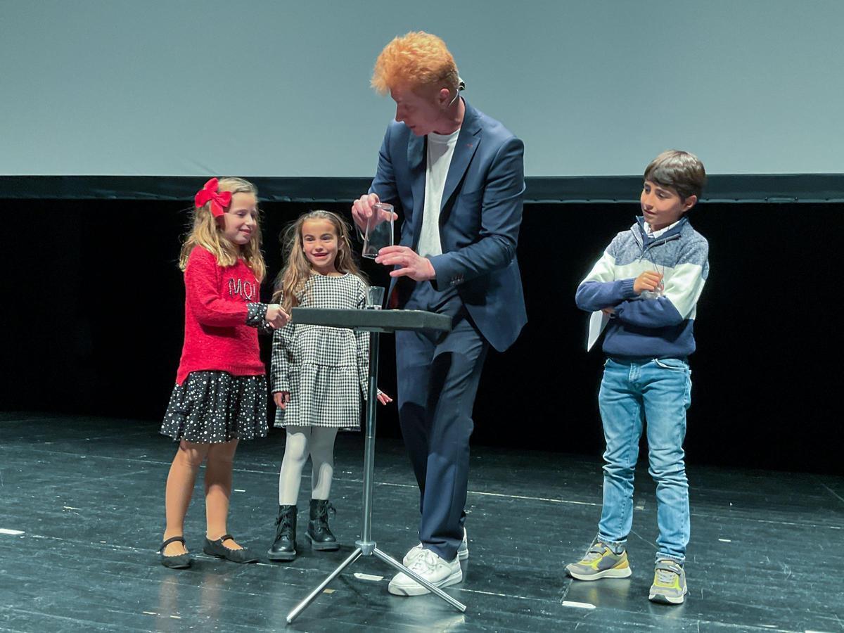 El mago Yunke, campeón del mundo, durante una actuación.