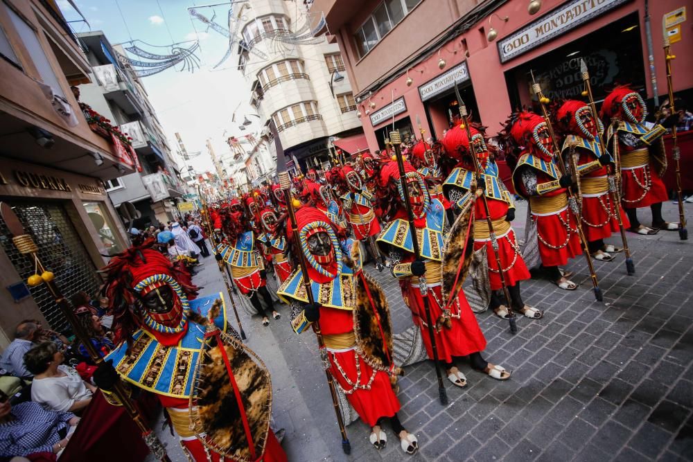 El bando de la media luna ofreció un majestuoso espectáculo en el segundo gran desfile de los Moros y Cristianos de la ciudad