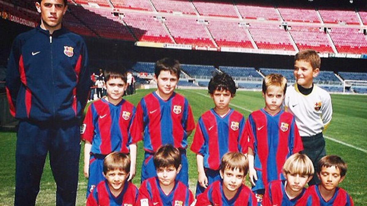 El prebenjamìn del Barça de la temporada 2002-2003. Junto a Sergi Milà, de arriba a bajo y de izquierda a derecha: Marc Zaplana, Adrià Basela, Aitor Cantalapiedra, Adrián Garrido, Sergi Aguilar, Pol, Dani Reche, Jesús Lucena, Sergi Samper e Iván