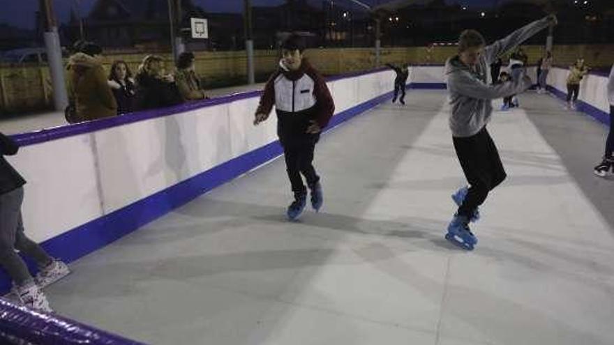 Patinadores ayer en la pista de hielo de Piedras Blancas.