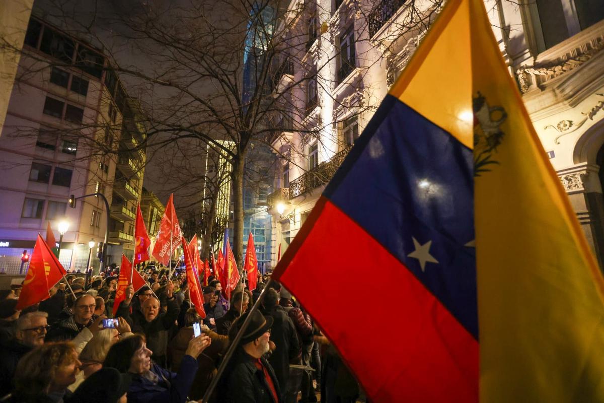 Así ha sido la concentración en el consulado de USA en València tras la captura de Nicolás Maduro