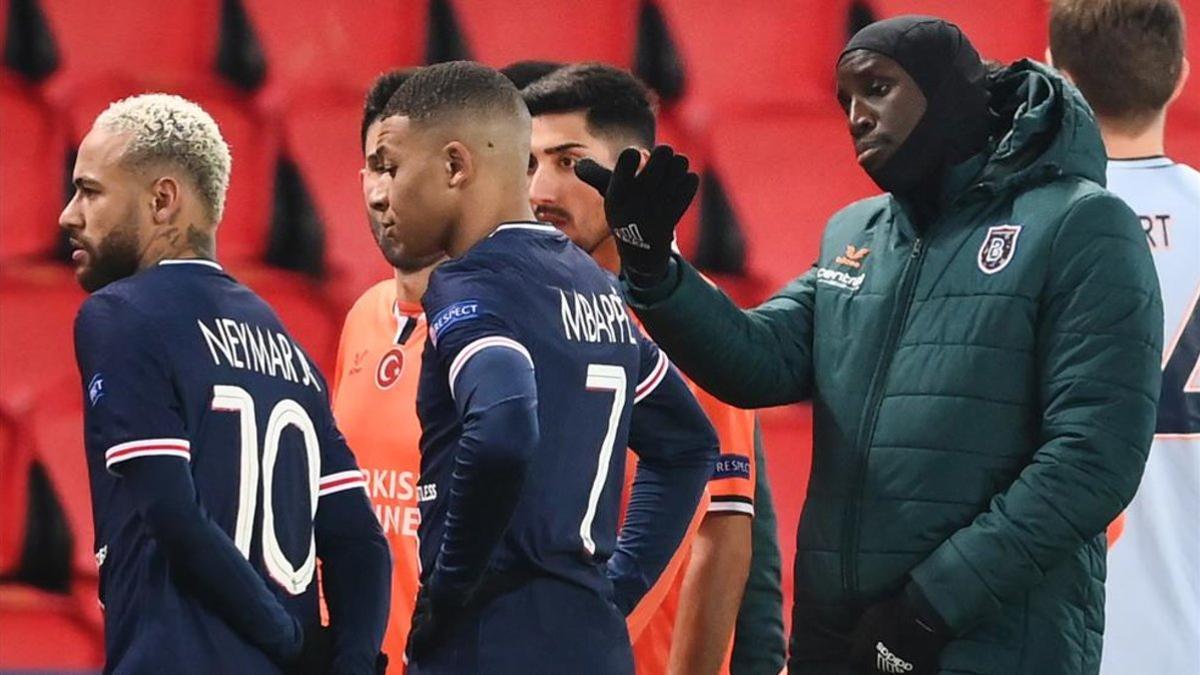 El delantero francés del Istanbul Basaksehir, Demba Ba junto a Neymar y Kylian Mbappé, después de que el partido fuera suspendido en medio de acusaciones de racismo por parte de uno de los árbitros durante la UEFA.