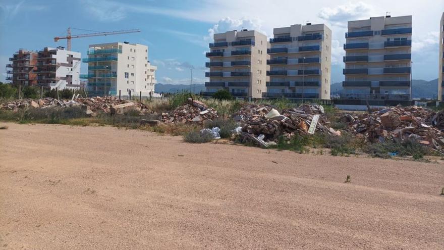 Escombros en la parcela municipal de Oliva. | LEVANTE-EMV