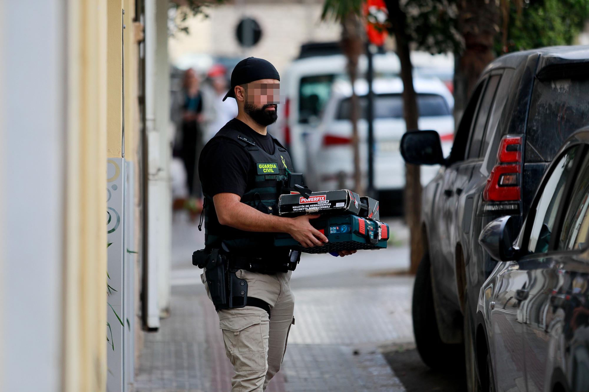 Las imágenes del registro de la Guardia Civil de Ibiza en la calle Arxiduc Lluis Salvador