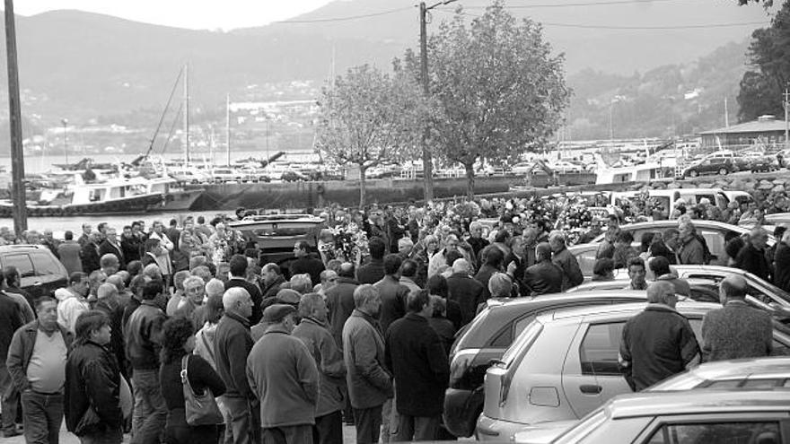 Cientos de personas acudieron al funeral del mejillonero Paulino García en Vilaboa