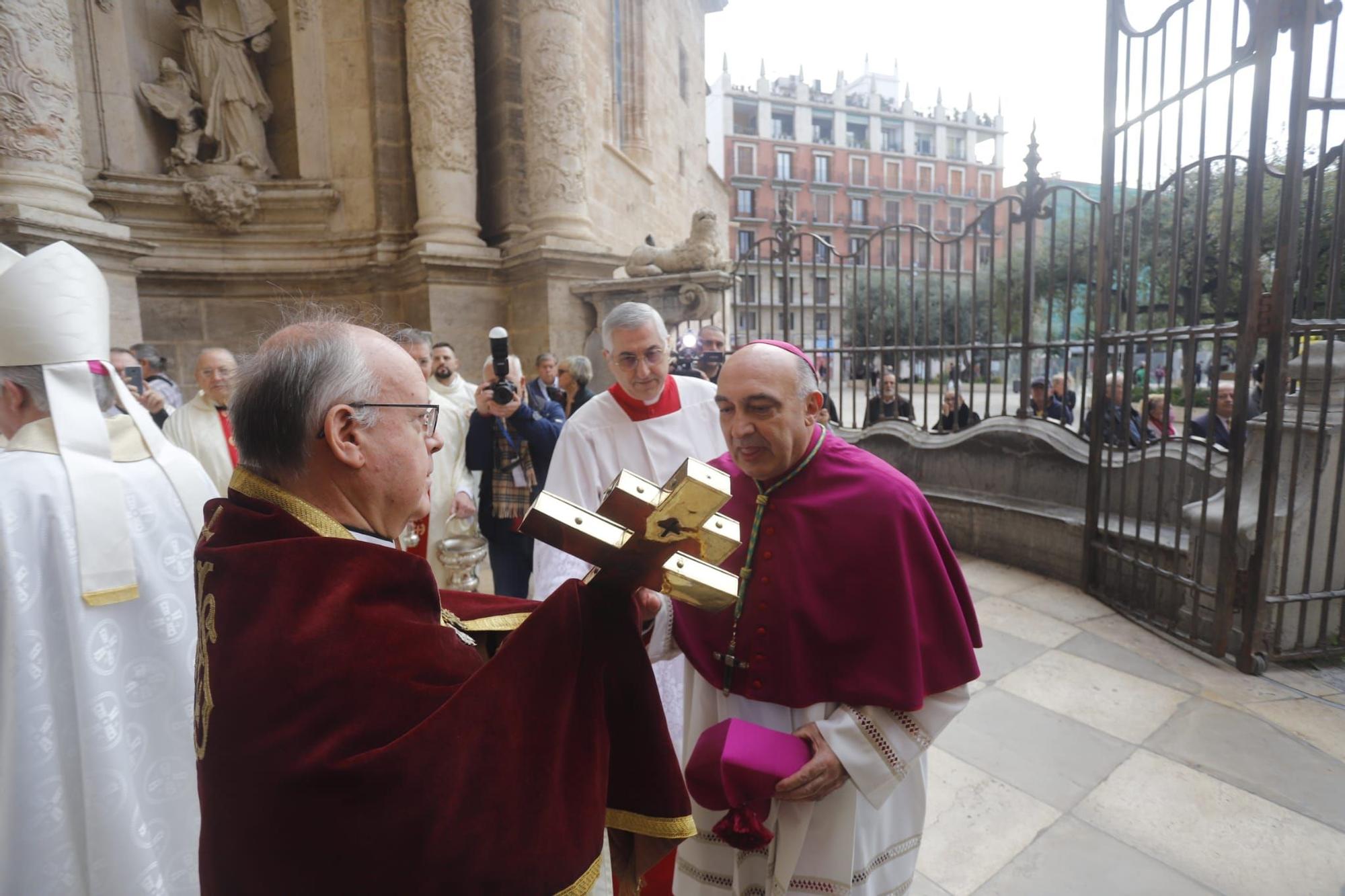 El nuevo arzobispo de València toma posesión en la catedral