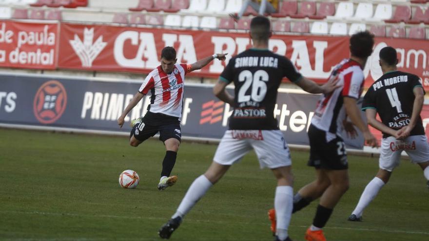 Carlos Ramos, lanzando a puerta.