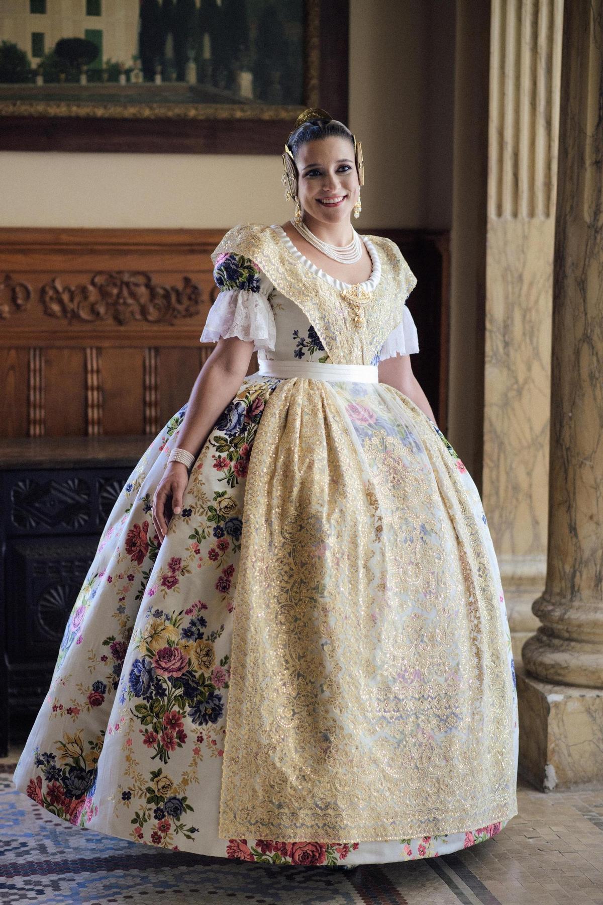 LA FALLERA MAJOR DE GANDIA DE 2026, MANUELA BORRULL GUILLEM amb el seu trage fons Madreperla.