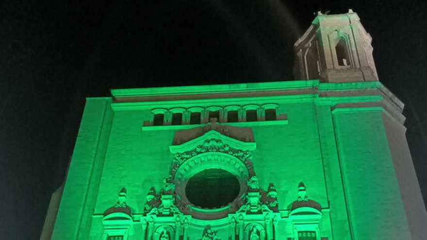 La catedral de Girona es tenyeix de verd en homenatge als sanitaris i a les víctimes de la covid
