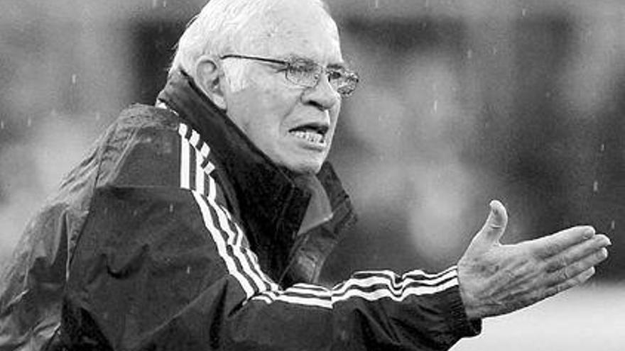 Luis Aragonés, durante el partido de ayer. / Efe