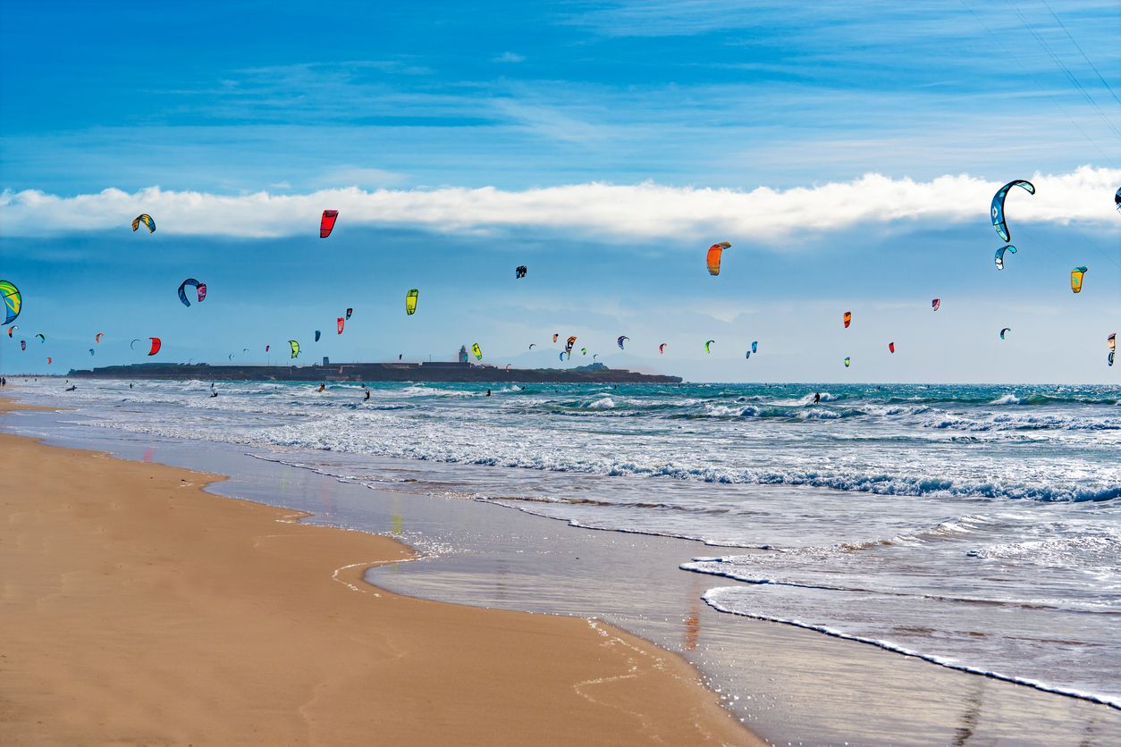 Personas haciendo kitesurf en Tarifa, Cádiz
