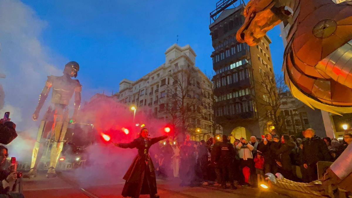 EN IMÁGENES | Espectáculo de teatro de calle de gran formato, 'Aquiles y Quimera'