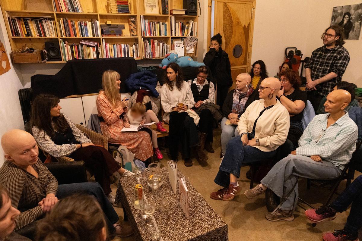 Coloquio sobre la alopecia femenina y su representación cultural, en la librería La Raposa de Barcelona. En la foto, las autoras Štěpánka Jislová (ilustradora) y Tereza Drahoňovská (guionista del cómic 'Calva'), la periodista Sandra Román, autora del documental 'Mujeres calvas', la fotógrafa Annabelle Sproat, y varias representantes de A Pelo.
