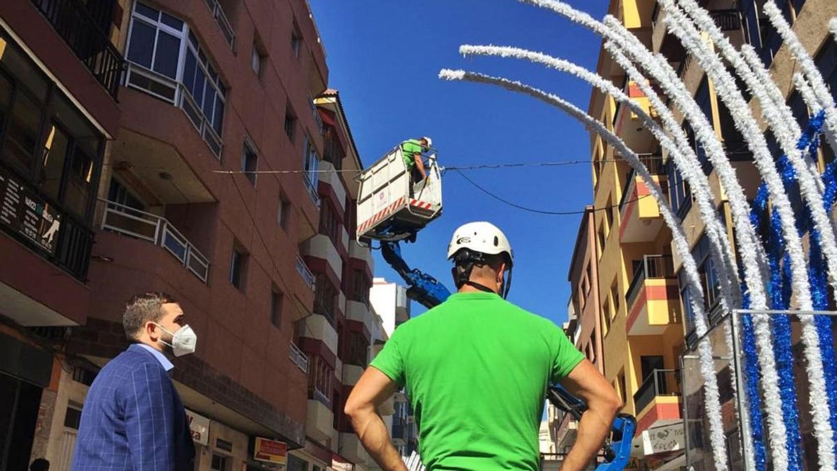 Trabajos de instalación de los nuevos elementos lumínicos en la vía | | E.D.