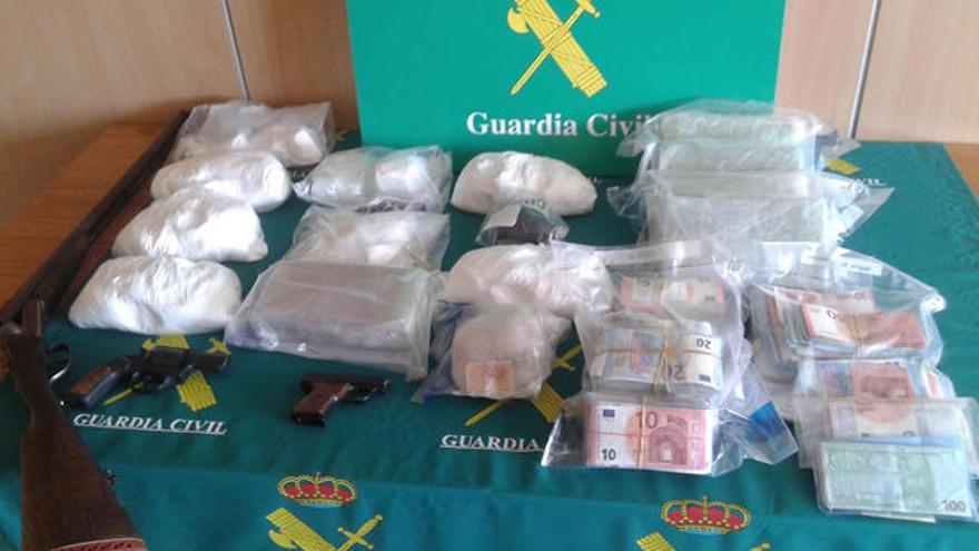 Material del que se ha incautado la Guardia Civil en la operación antidroga en el sur de la provincia. // MIR