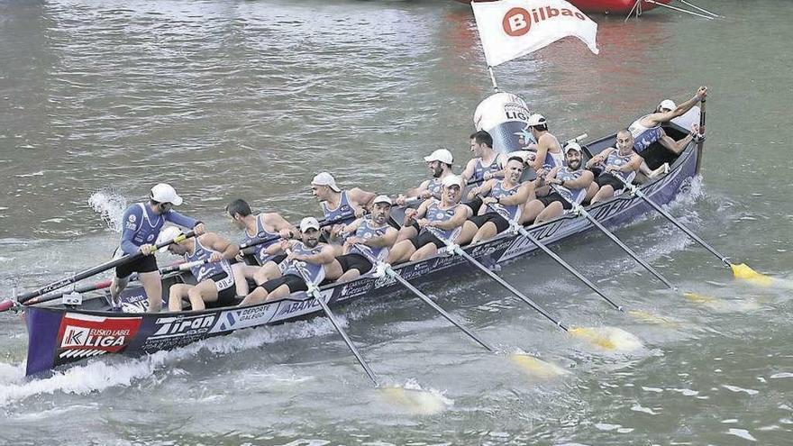 La trainera de Tirán Pereira en una de las maniobras de virada en Bilbao. // Cortesía Deia/Óskar González